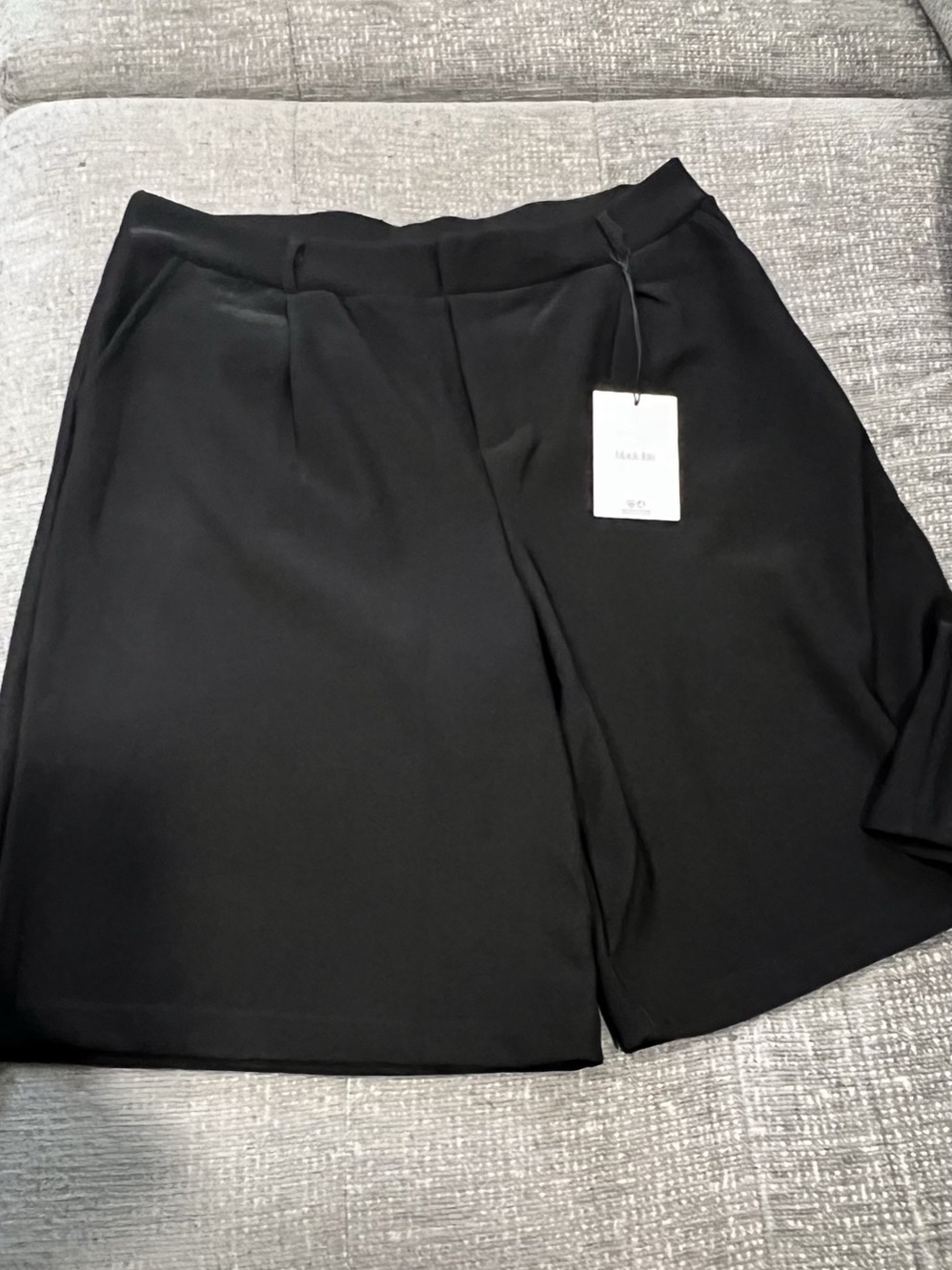 Black Ibis wide-leg pleated trouser shorts